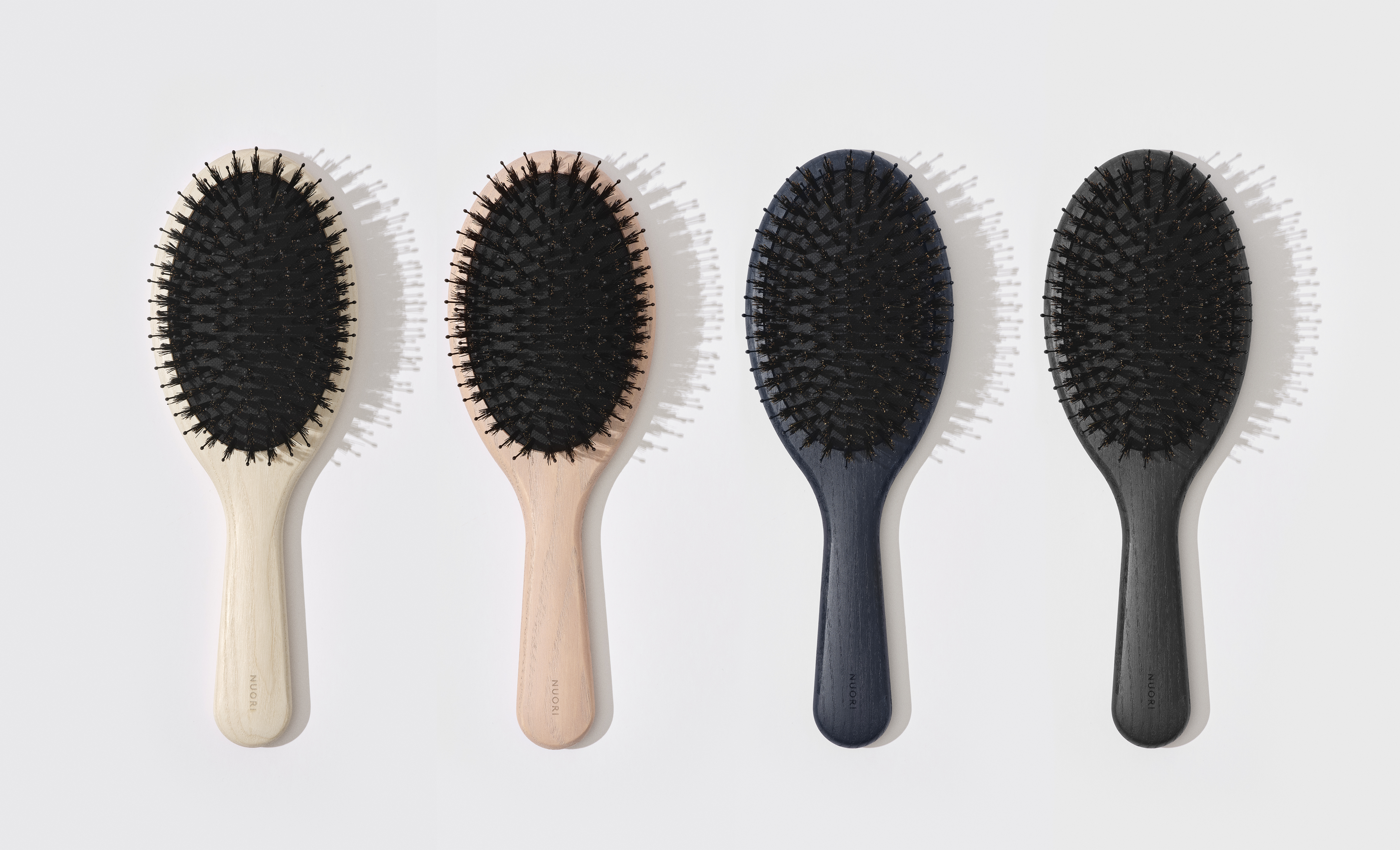 https://www.kultkosmetik.ch/media/image/7d/01/93/NUORI_Revitalizing-Hair-Brush-Large_combined-colors.jpg